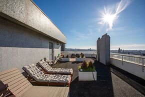 Liiiving in Porto - Light Terrace Apartment