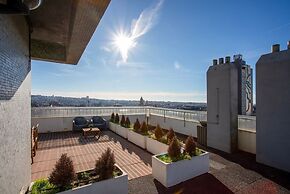 Liiiving in Porto - Light Terrace Apartment