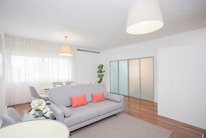 Liiiving in Porto - Light Terrace Apartment