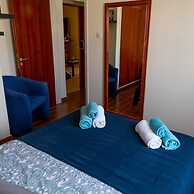 Stay Gold Feathers Apartment