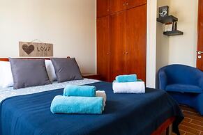 Stay Gold Feathers Apartment