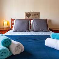 Stay Gold Feathers Apartment