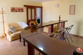 Stay Gold Feathers Apartment