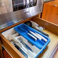 Stay Gold Feathers Apartment