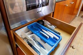 Stay Gold Feathers Apartment