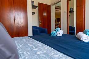 Stay Gold Feathers Apartment