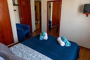 Stay Gold Feathers Apartment