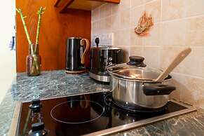 Stay Gold Feathers Apartment