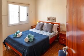 Stay Gold Feathers Apartment