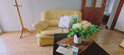 Stay Gold Feathers Apartment