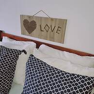 Stay Gold Feathers Apartment