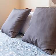 Stay Gold Feathers Apartment