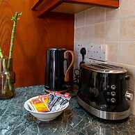 Stay Gold Feathers Apartment