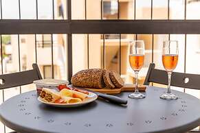 Stay Gold Feathers Apartment