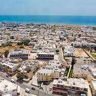 Stay Gold Feathers Apartment