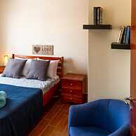 Stay Gold Feathers Apartment