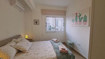 83 Lim3 - Stay Sunlit Apartment