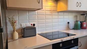 83 Lim3 - Stay Sunlit Apartment