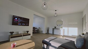 01 LIM - Stay Sky Apartment