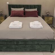 96 Nic1 - Stay Glam Skin Studio