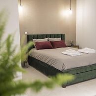 96 Nic1 - Stay Glam Skin Studio