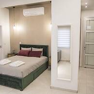 96 Nic1 - Stay Glam Skin Studio