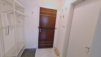 98 LIM - Stay W Apartment