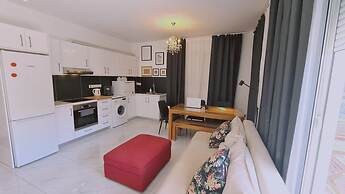 98 LIM - Stay W Apartment