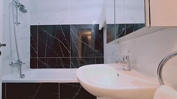 98 LIM - Stay W Apartment