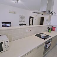 118 LCA - Stay White Petals Apartment