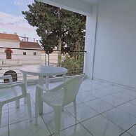 109 LIM 2 - Stay Cypress Studio