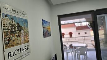 109 LIM 2 - Stay Cypress Studio