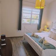 29 LIM - Downtown Retreat