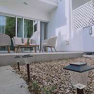 29 LIM - Downtown Retreat