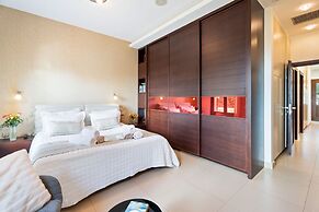 Luxurious Villa Liandri 600 m Resort