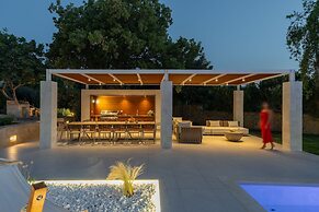 Luxurious Villa Liandri 600 m Resort