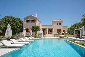 Luxurious Villa Liandri 600 m Resort