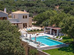 Luxurious Villa Liandri 600 m Resort
