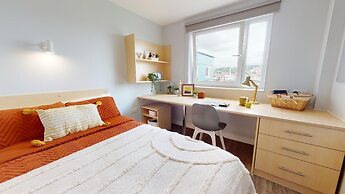 Private Ensuite in Stylish Apartment