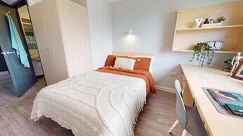 Private Ensuite in Stylish Apartment