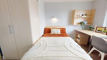 Private Ensuite in Stylish Apartment