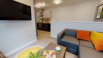Student Only, Private Ensuite in Compact Apartment