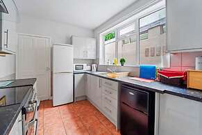 4 Bed Homely Retreat - Wolverhampton