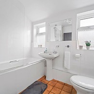 4 Bed Homely Retreat - Wolverhampton