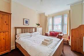 4 Bed Homely Retreat - Wolverhampton