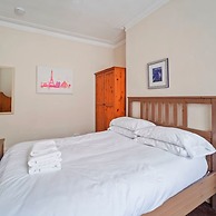 4 Bed Homely Retreat - Wolverhampton