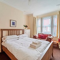 4 Bed Homely Retreat - Wolverhampton