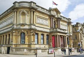 4 Bed Homely Retreat - Wolverhampton