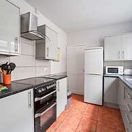 4 Bed Homely Retreat - Wolverhampton