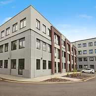 Modern Comfort: Seven Stays Broadoaks